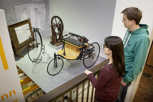 Foto von Besuchern in der Automobilausstellung des Museums